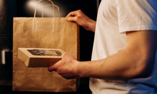 Buste di carta vs plastica: quale materiale ha meno impatto ambientale?